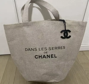CHANEL Novelty Tote Bag Dans Les Serres Event Ladies Camellia present w/CC Charm - Picture 1 of 7
