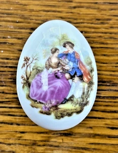Caja de baratijas de porcelana vintage Limoge Francia cortejo pareja en forma de huevo joyería - Imagen 1 de 6