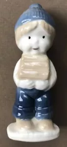 Statuina vintage porcellana dipinta a mano bambino blu che porta legno Giappone 3 1/2" - Foto 1 di 5
