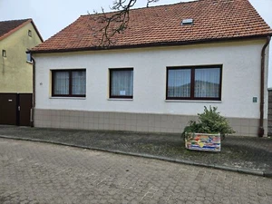 Einfamilienhaus "Provisionsfrei" mit vollerschlossenem Nebengebäude zu verkaufen - Bild 1 von 8