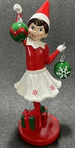 Die Elfe im Regal Figuren blaues Auge Mädchen hält Weihnachtskugeln 2023 11" - Bild 1 von 9