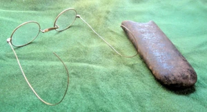 VINTAGE EYEGLASSES IN HARD LEATHER CASE, Gold Wire Rim, Oval Glass - Picture 1 of 6