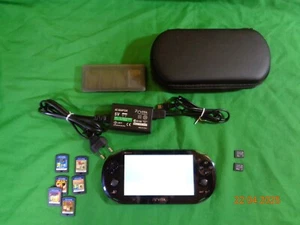 Sony PS Vita Konsole mit 6 Spielen, Tasche, Ladekabel und 2 Speicherkarten - Bild 1 von 9