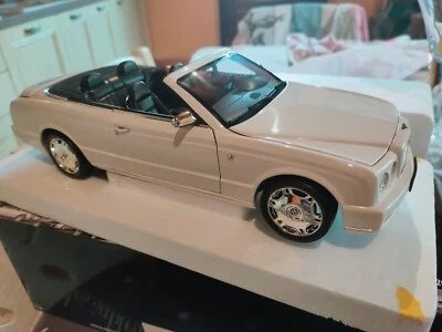 Bentley Azure Bianco Cabrio 2006 scala 1/18 Minichamps usato con scatola. Raro. - Immagine 1 di 4