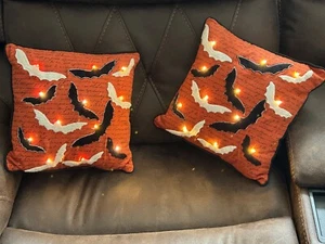 2 Pier 1 Imports Halloween LED Illuminazione Pipistrelli Cuscino 14" Arancione Nero Bianco - Foto 1 di 8