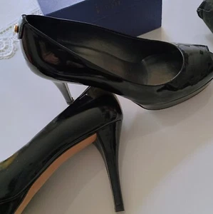 Damen Pumps Heels Peep Toe Stuart Weitzmann Lackleder schwarz Gr. 39 (6) - Bild 1 von 6