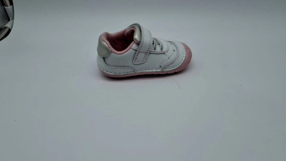 Zapatilla deportiva Stride Rite Girls Soft Motion Adalyn, blanca/plateada, 5 niños pequeños Foto 1 de 4