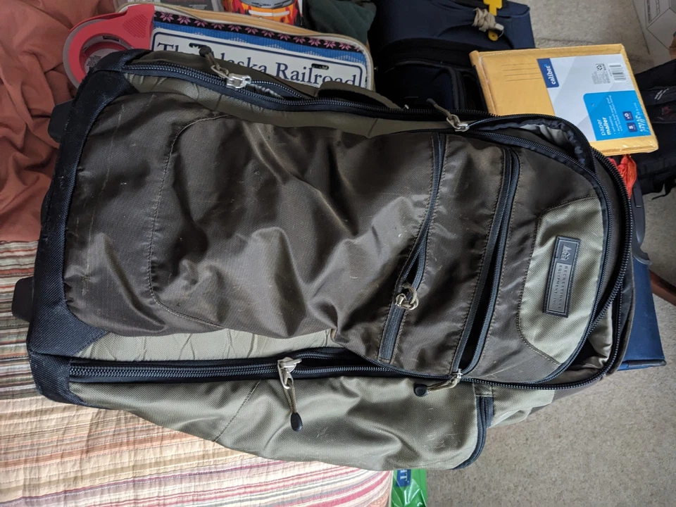 "Bolsa de mano convertible REI equipaje con ruedas 22"" verde lona" Foto 1 de 4