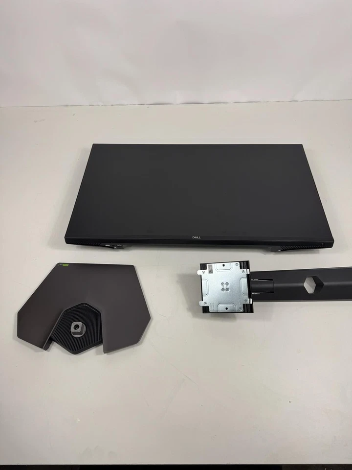 Dell G3223Q Gaming Monitor - 32-Inch 4K Ultra UHD *Damaged* - Image 1 of 4