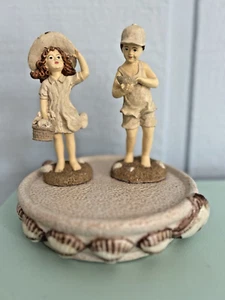 2 Vintage 50er Jahre Figuren mit Sockel - Kind spielt am Strand - Weihnachtsgeschenk - seltener Fund - Bild 1 von 14