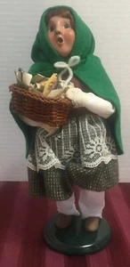 44 Byers Choice 2001 The Carolers - Children of the World Irish Girl Fish Basket - Picture 1 of 5