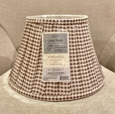 Pantalla de lámpara plisada de guinga marrón - Threshold™ diseñada con Studio McGee Foto 1 de 4