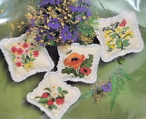 Vintage The Creative Circle Embroidery Kit #1902 - 4 Floral Sachets Eyelet Trim - Picture 1 of 4