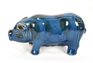 Figura de un cerdo de porcelana china vintage con esmalte monocromático azul - Imagen 1 de 10