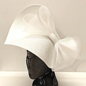 Blanco Grande Paja Fascinador Sombrerería Burlesque Diadema Boda Sombrero Arco - Imagen 1 de 3
