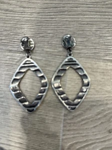 Pendientes de clip geométricos texturizados vintage tono plata - Imagen 1 de 3