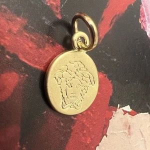 Versace Gold kleiner runder Charm Anhänger gebraucht Top Zustand - Bild 1 von 5