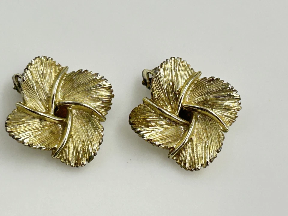 Pendientes Lisner Vintage Clip On Floral Tono Dorado 1 Pulgada Declaración Foto 1 de 4