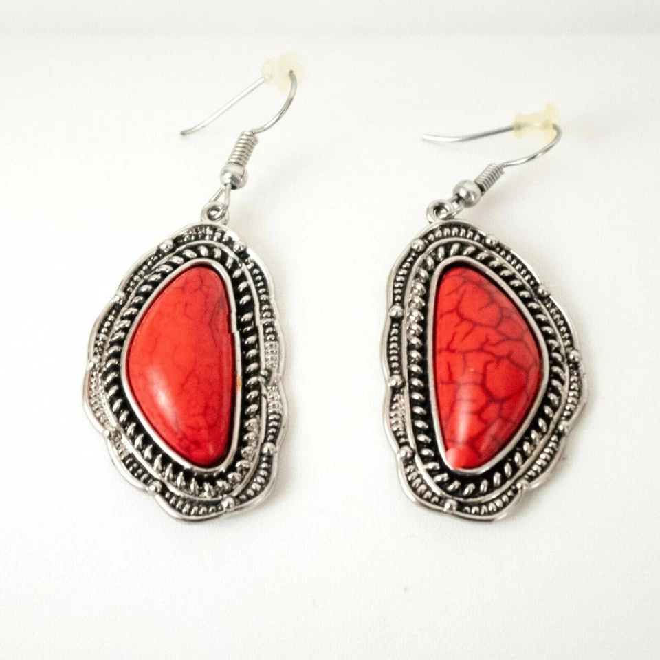 Pendientes de piedra turquesa roja sintética tono plata estilo suroeste 1,5 pulgadas de largo Foto 1 de 4
