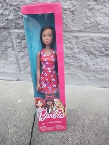 Barbie brünette Puppe geblümt Kleid 2016 Mattel (DVX89) (FFN95) Neu - Bild 1 von 5