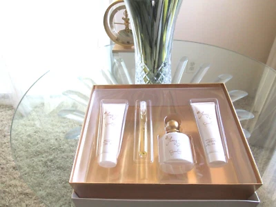 FANCY LOVE por Jessica Simpson Juego de Regalo de 4 Piezas 3.4 OZ Perfume + Loción + Gel de Ducha Foto 1 de 4