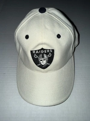 Sombrero American Needle Raiders Blanco Ajustado 7 1/8 De Colección Años 90 Los Angeles Oakland Foto 1 de 4
