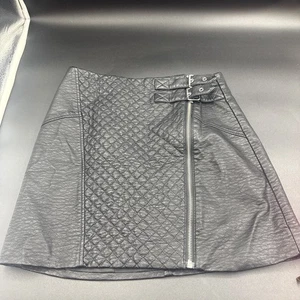 H&M Divided Size 6 BLACK Quilted Faux LEATHER MOTO STYLE MINI SKIRT - Picture 1 of 5