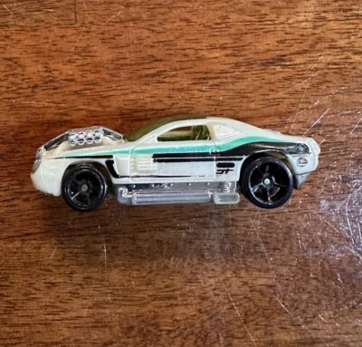 2010 Hot Wheels Track Stars Hollowback White 1/64 Scale Acceleracer - Image 1 of 4