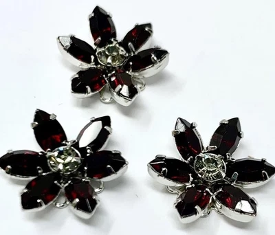 3 Stück Swarovski Knöpfe Fundstücke 16 mm Siam Blume Strass Rhodium Overlay - Bild 1 von 3