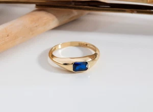Anello di fidanzamento in argento placcato oro con baguette delicata zaffiro blu - Foto 1 di 4