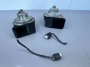BMW E90 E91 E92 E93 3 series - Pair of Two Tone High Low Horns & Wiring Plugs - Picture 1 of 4