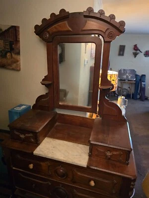 Cómoda Eastlake Burl mármol nogal. Foto 1 de 2