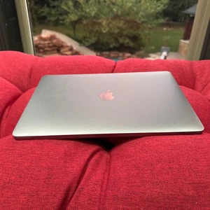 2018 MacBook Pro Touch Bar Pro 13” 2.3GHz Quad i5 8GB 256GB Gray - Afbeelding 1 van 13