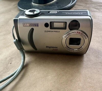 Samsung Digimax 240 Silver 2MP 1.6" LCD 3x Optical Zoom Compact Digital Camera - Image 1 of 4