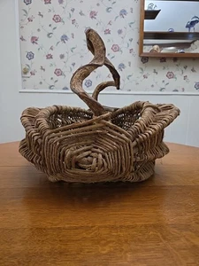 Buttocks Basket Twisted Handle Medium Primitive Farmhouse Garden Flower Harvest - Picture 1 of 12