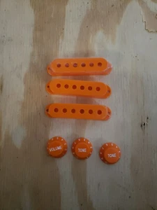 Orange Stratocaster Style Gitarre Tonabnehmer Abdeckungen und Regler - Bild 1 von 2