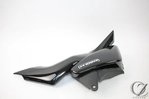 06-14 Suzuki M109R M109 VZR1800 Cubierta lateral derecha Panel asiento trasero - Imagen 1 de 5