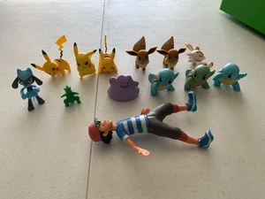 Lotto di 13 figurine Pokemon casuali minifigure in PVC - Foto 1 di 3