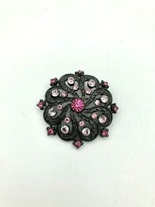 Hermoso Broche Marca 1928 Rosa Estrás - Filigrana Gris Gunmetal - Imagen 1 de 4
