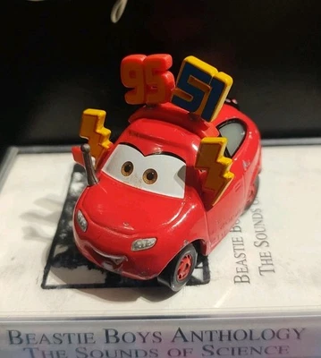 迪士尼皮克斯汽车压铸 Maddy McGear Team 95 & 51 红色粉丝汽车! FGD60 银色 — 第 1/4 张图片