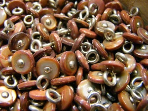 Botones antiguos vintage victorianos de perlas de coral con ojo plateado - Imagen 1 de 5