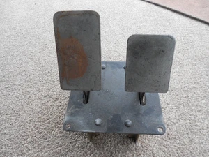 SMALL ACCELERATOR / BRAKE PEDAL UNIT WITH POTS - Foto 1 di 2