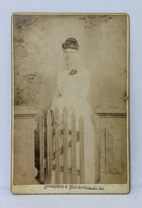 Antica foto cartolina armadio 1892 di GIOVANE DONNA IDENTIFICATA - Meridian Mississippi - Foto 1 di 2