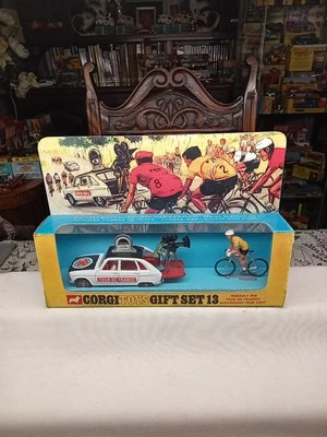 CORGI TOYS ... "  TOUR DE FRANCE " , GIFT SET 13, Car , cameraman and cyclist - Image 1 of 4