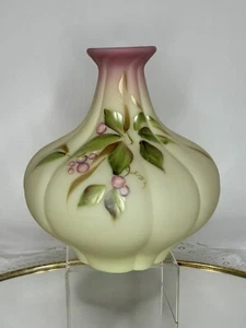 FENTON ART GLASS 2008 BURMESE MELON VASE SIGNED D. ROBINSON - Picture 1 of 4