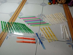 34 Vintage Hors D’ Oeuvres Kunststoff Cocktail Gabeln & 10 Rührstäbchen - Bild 1 von 9