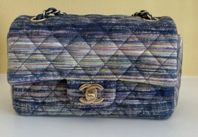 Bolsa tiracolo Chanel denim clássica mini aba década de 2019 - Imagem 1 de 4