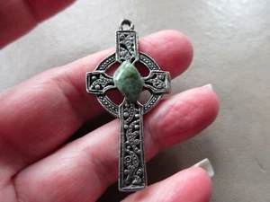 DE COLECCIÓN GRANDE ANTIGUO TONO PLATA CRUZ CELTA PIEDRA VERDE RETRO LLAVERO COLGANTE ENCANTO - Imagen 1 de 2