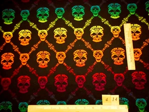 Halloween Stoff Meterware Neon Totenköpfe auf schwarzer Baumwolle Vintage - Bild 1 von 2