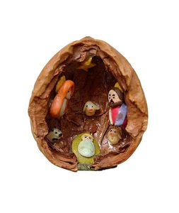 *HH* Miniatura Artigianale Presepe Natività Dentro Guscio Di Noce Presepio  - Foto 1 di 14